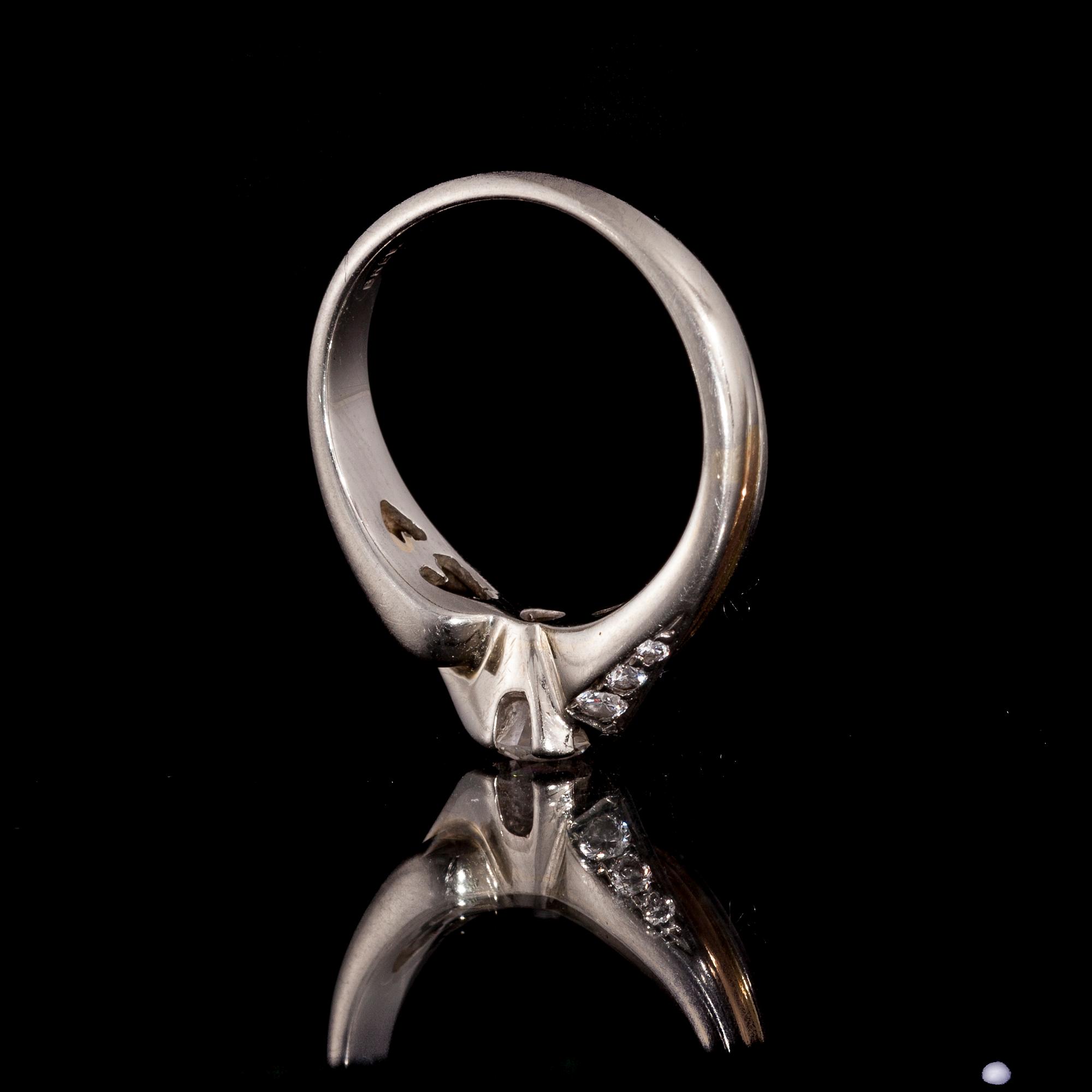 RING, 18K vitt och gult guld, briljantslipade diamanter. Malmin korupaja 2000. Vikt ca 5,4 g.