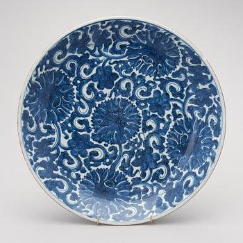 A Chinese porcelain dish, Transition Ming-Qing, around 1650.