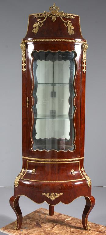 VITRINSKÅP, Louis XV-stil, 1900/2000-tal.