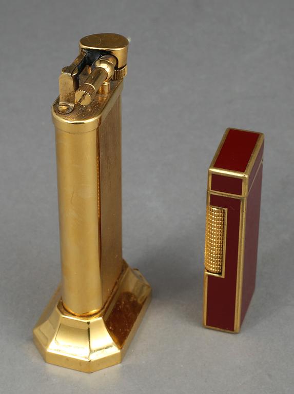 CIGARETTÄNDARE, 2 st, båda märkta Dunhill, England respektive Schweiz, 1900-talets första hälft.