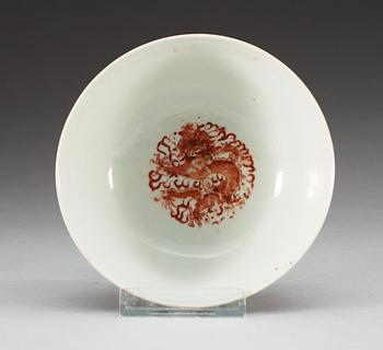 An enamelled bowl, late Qing dynasty, with Guangxu six character mark.