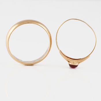 RINGAR, 2 st, 18K guld samt syntetisk röd sten, svenska stämplar. Vikt 6,4 gram.