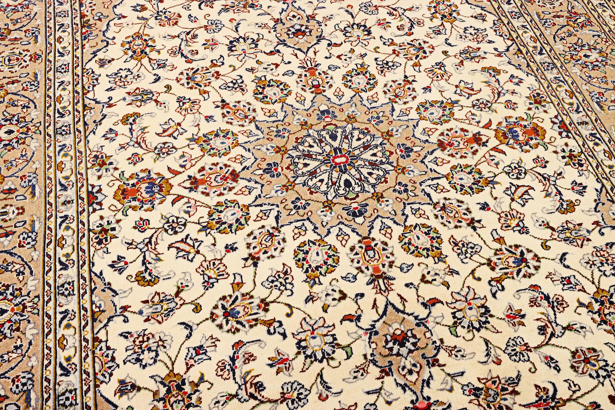 A Kashan carpet a. 285 x 190 cm.