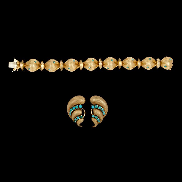 A set of gold and turqouise bracelet and earclips. Weight 67 g.