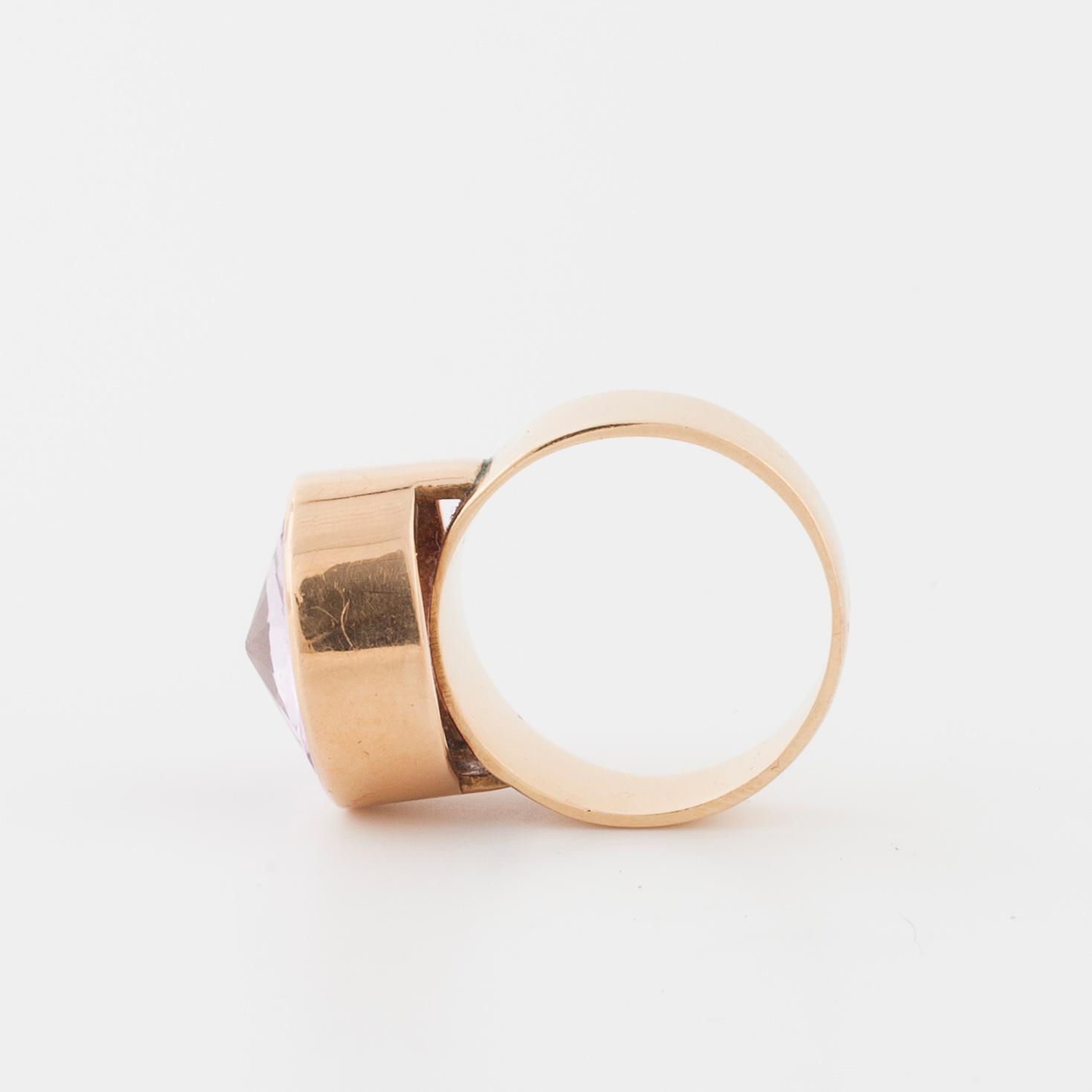 RING, med fasettslipad rosa sten.