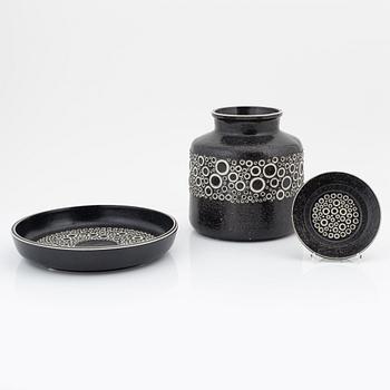 Britt-Louise Sundell, vas samt två fat, stengods, Gustavsberg, 1960/70-tal.