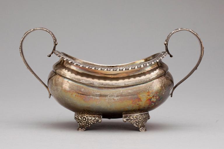 SKÅL, silver, troligen AB Savory och London 1827. Vikt ca 300 gram.