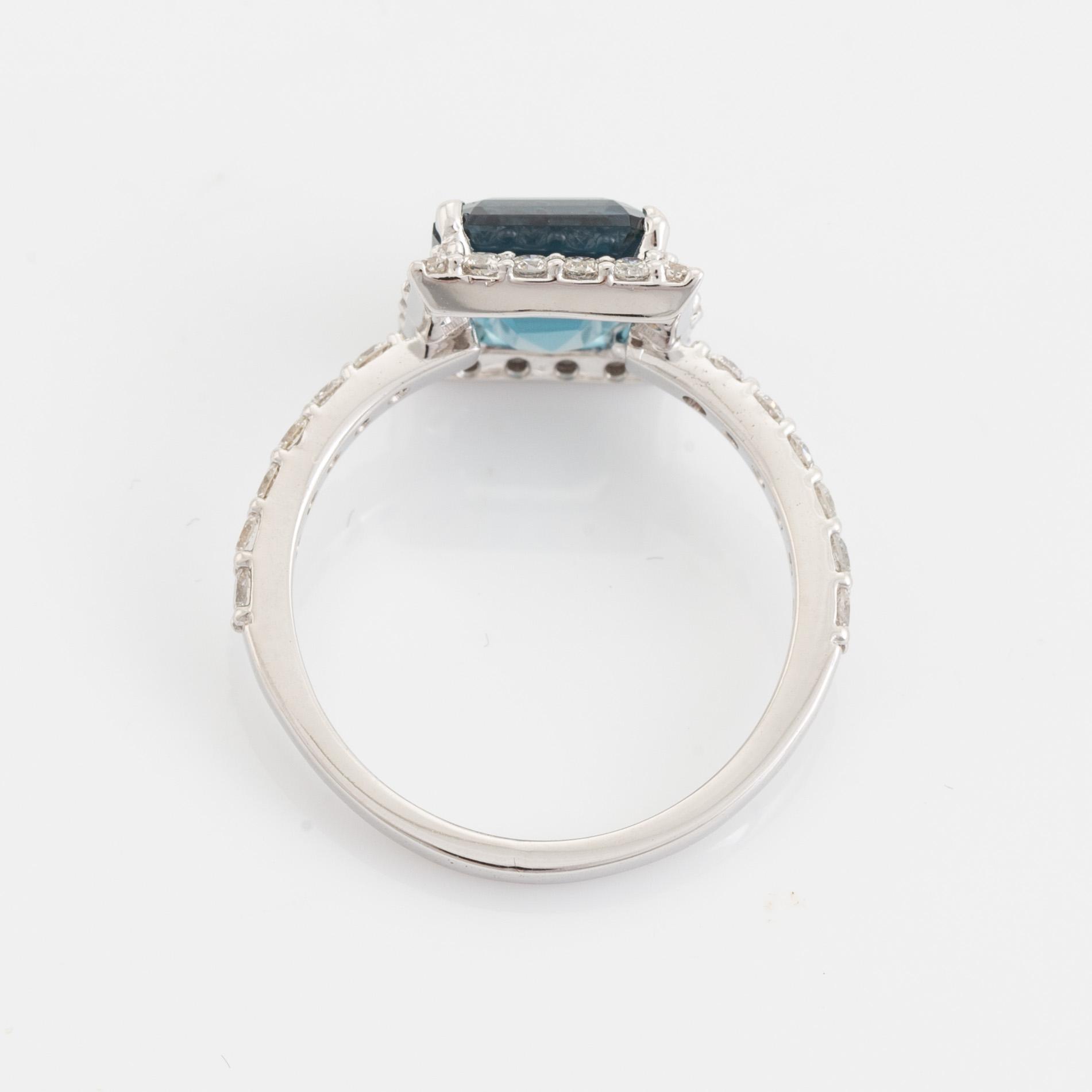 Ring med blå topas och briljantslipade diamanter.