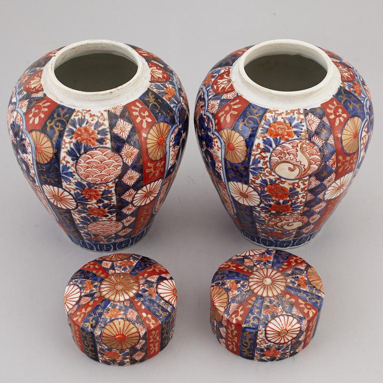 A pair of Japanese imari vases with covers, Meiji (1868-1912).