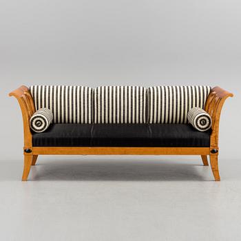 An early 20th century biedermeier-style chaise lounge.