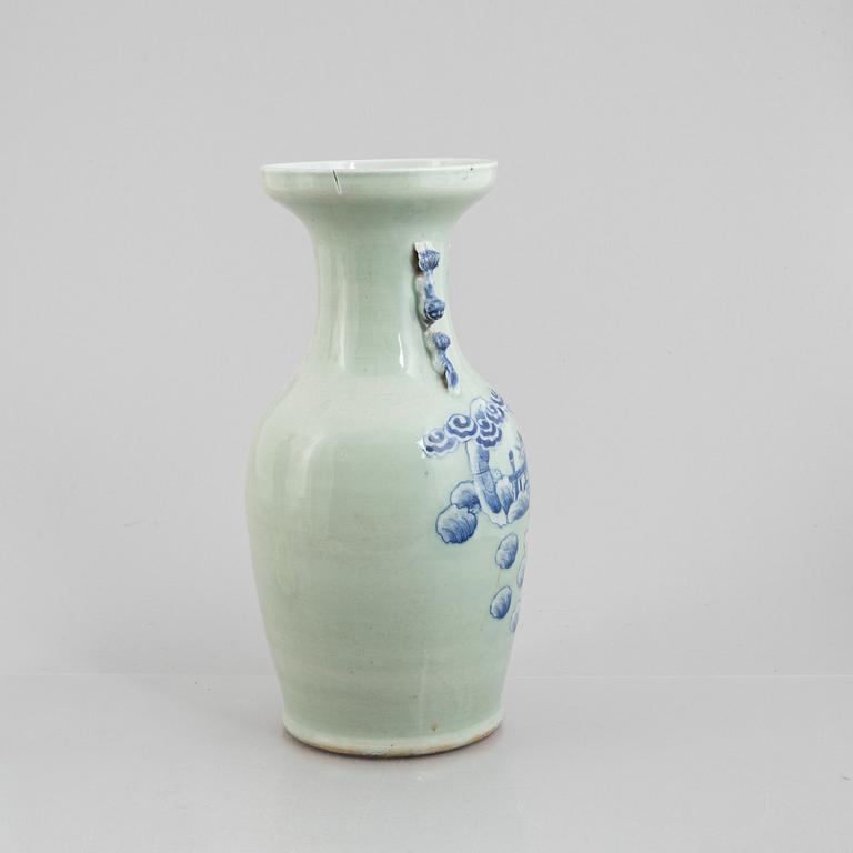 A porcelain vase, China, Qing dynasty, 19th century.