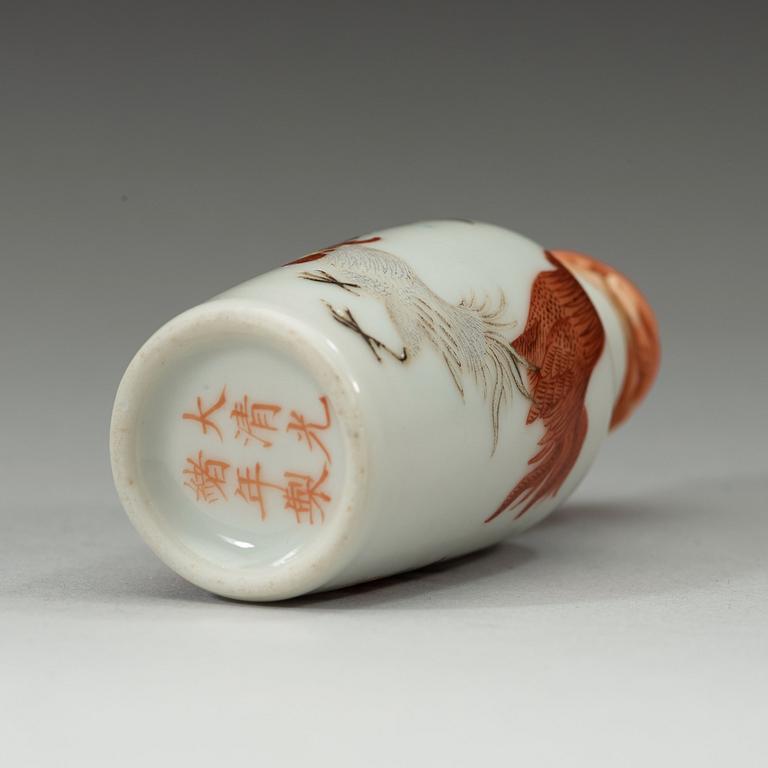 A porcelain snuff bottle, Qing dynasty, Guangxu six-character red mark and of the period (1875-1908).