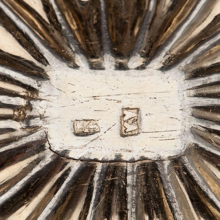 SALTKAR, BÄGARE samt GRÄDDSNÄCKA, silver, Ryssland och Sverige. Vikt tot. 171 g.