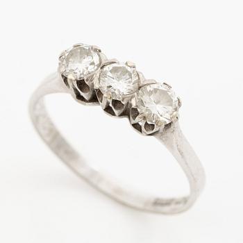 Ring, 18K white gold with three brilliant-cut diamonds totalling 0.92 ct.