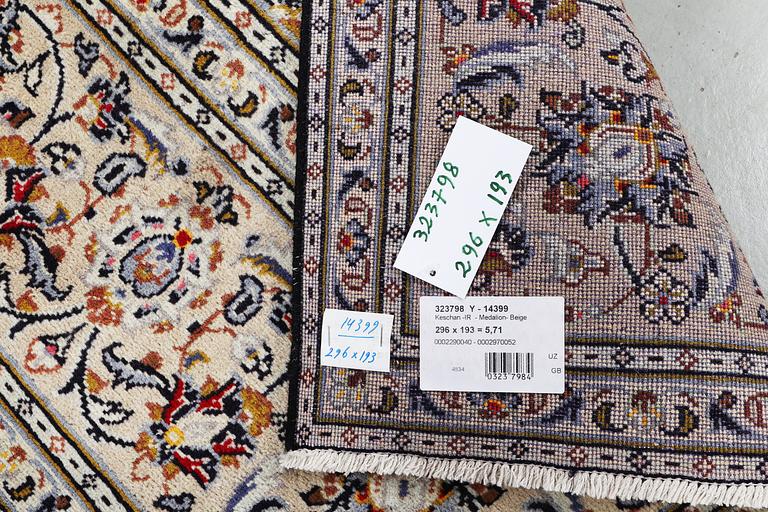 A carpet, Kashan, ca 296 x 193 cm.