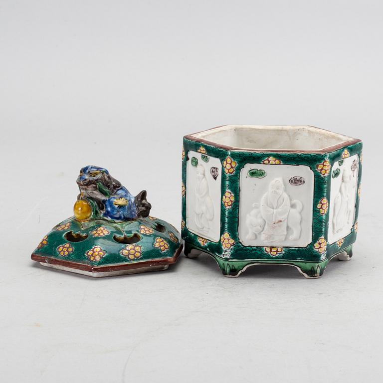 RÖKELSEKAR Japan, omkring 1900, porslin.