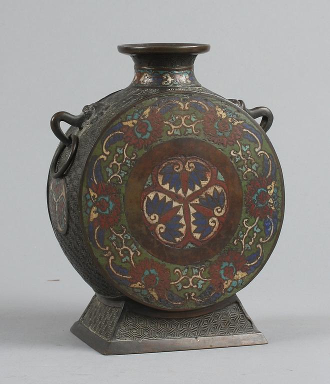 VAS, cloisonné. 1800-talets slut.