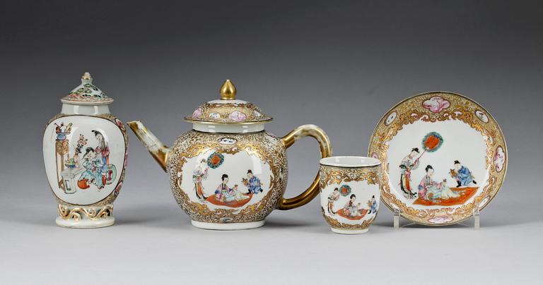 TEKANNA med LOCK, samt TEDOSA och KOPP med FAT, kompaniporslin. Qing dynastin, Qianlong (1736-95).