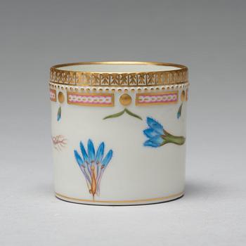 KAFFEKOPPAR med FAT, åtta stycken, porslin. "Flora Danica", Royal Copenhagen, Danmark.