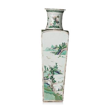 1076. Vas, porslin. Qingdynastin, Kangxi (1662-1722).
