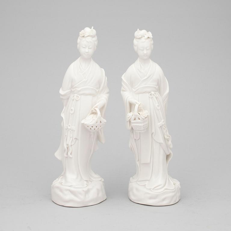 FIGURINER, ett par, blanc de chine, 1900/2000-tal.