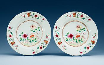 1589. A pair of famille rose chargers, Qing dynasty, Qianlong (1736-95).