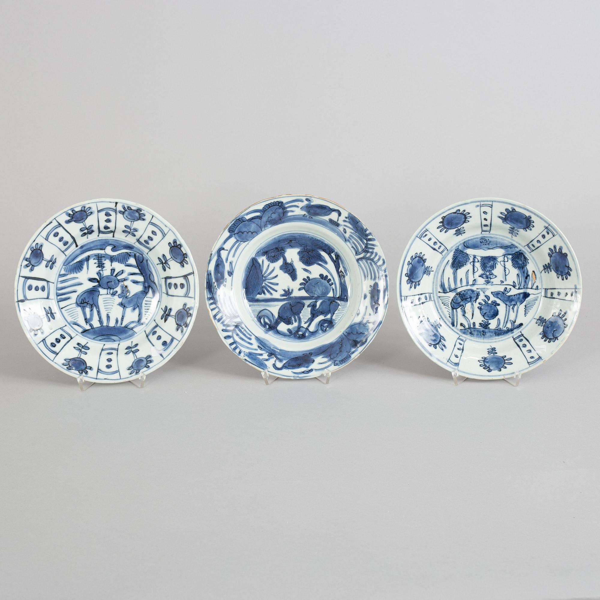 A set of three blue and white dishes, Ming dynasty (1572-1620).