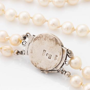 Two strand cultured pearl necklace, clasp silver with with mabé pearl.