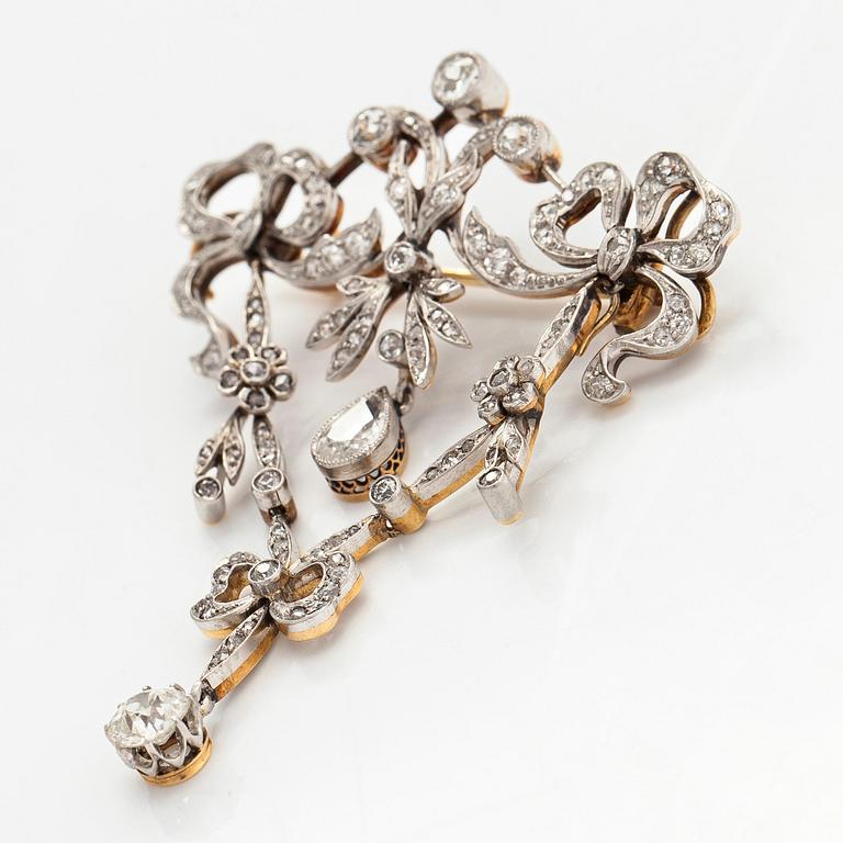 A Belle Époque old-cut diamond brooch in 17K gold and platinum.