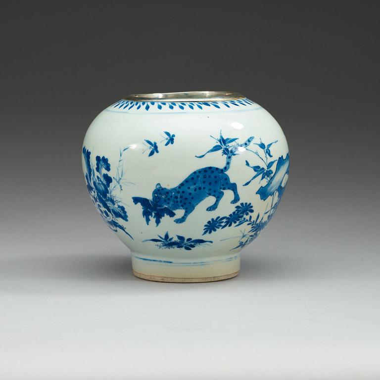 A blue and white Transitional vase, 17th Century.