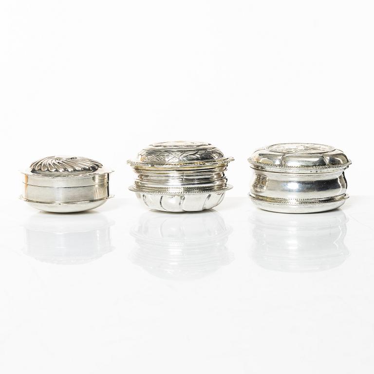A set of three silver snuff boxes, 18th/19th century.