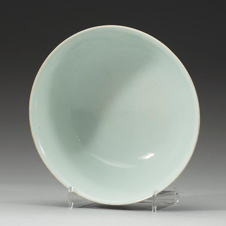 A delicate blue and white bowl, Qing dynasty, 18th century, with a four charactere hall mark.