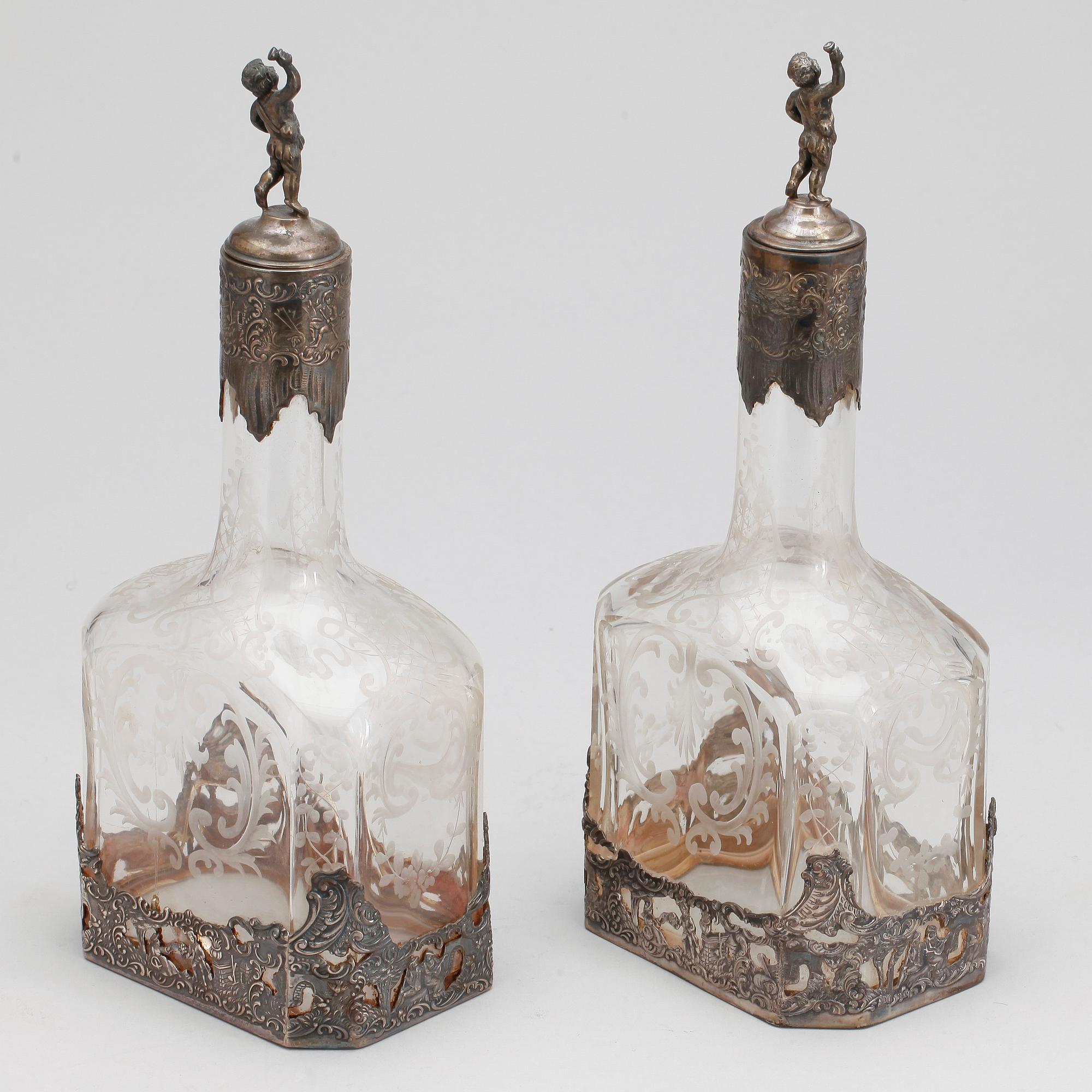 KARAFFER, ett par, låghaltigt silver och glas, Tyskland, omkring 1900.