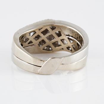 RING, 14K guld med briljant och baguettslipade diamanter ca 1.00 ct. Vikt 6,3 gram.