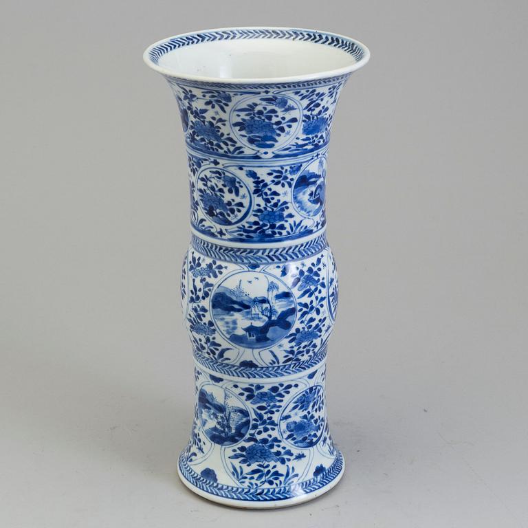 A blue and white trumpet vase, Qing dynasty, Kangxi (1662-1722).