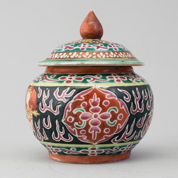 A Bencharong porcelain bowl with cover, China for the Thai Market, Ayutthaya Period, 18th/19th Century.