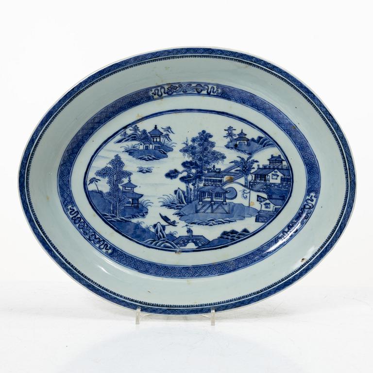 A blue and white export porcelain dish, China, Qianlong (1736-95).