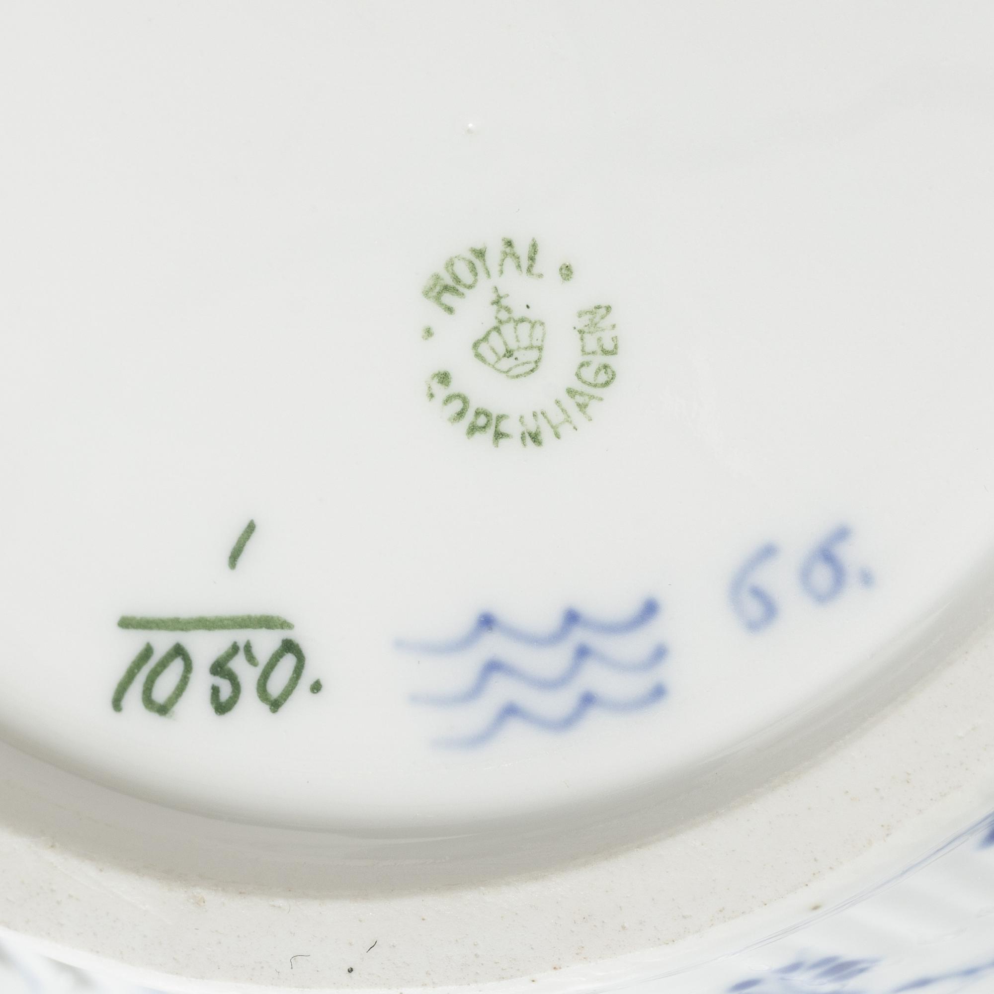 Royal Copenhagen, gallerskål med fat, "Musselmalet", Danmark, 1889-1922.