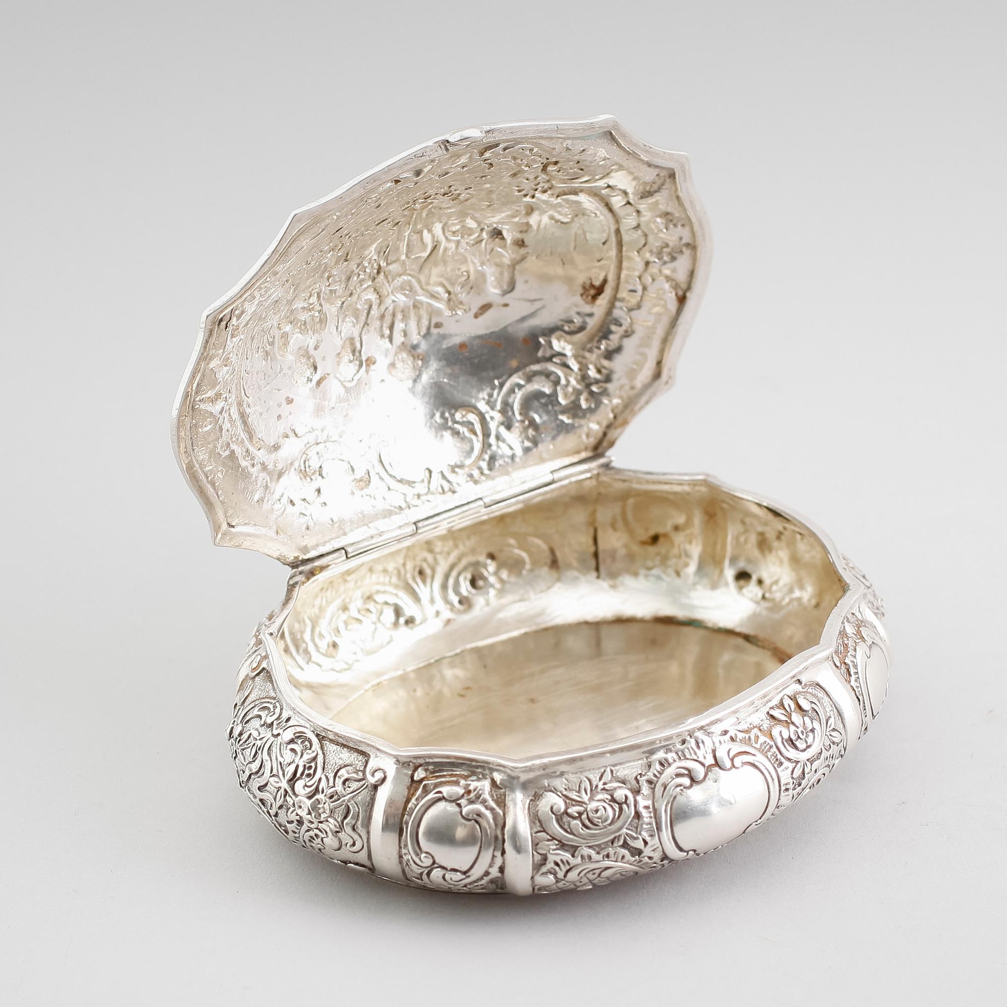 DOSA, silver, möjligen Frankrike, 1900-talets första hälft. Vikt ca 166 gram.