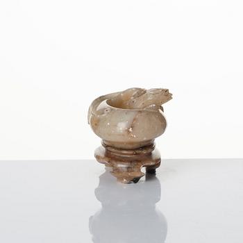 Penselbad soapstone, presentationsask för Hu Kaiwen med en målning signerad Lushu, sen Qingdynasti, 1900.