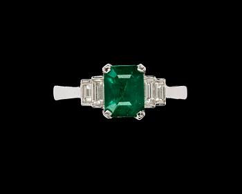 175. RING, smaragd med baguetteslipade diamanter tot ca 0,40 ct.