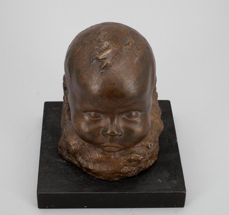 GUNNAR UOTILA, veistos, pronssia, signeerattu sekä päivätty 1942.