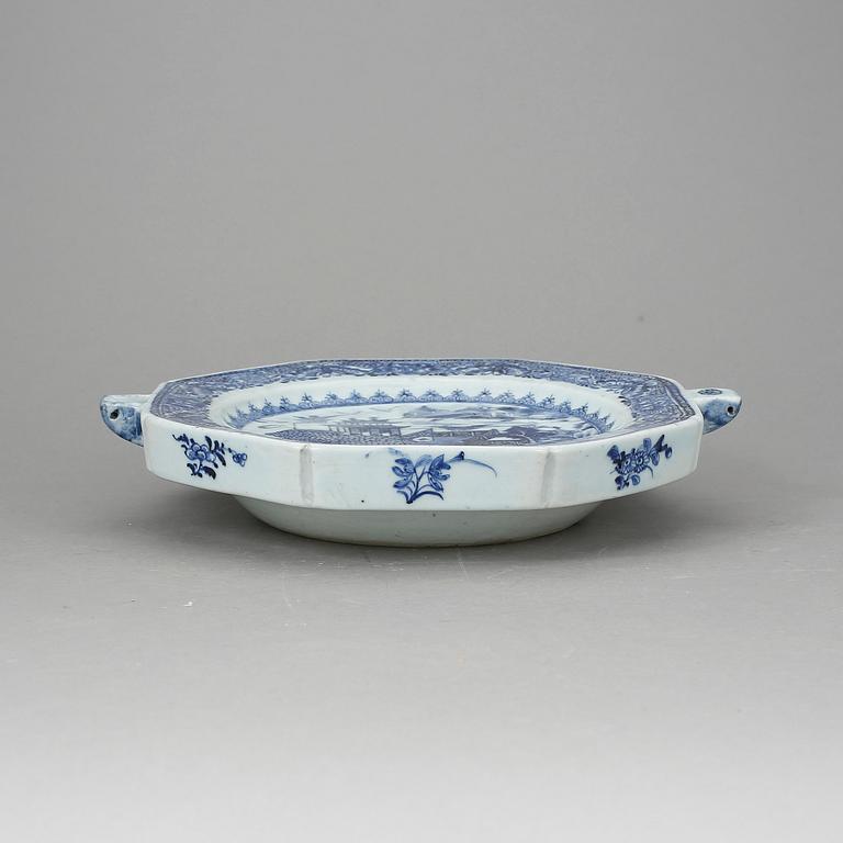 VÄRMETALLRIK, porslin, Qianlong, Kina 1700-tal.