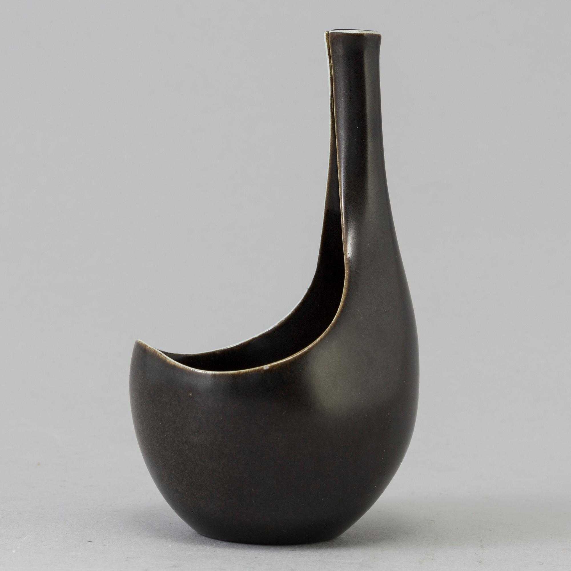 A stoneware bowl by Stig Lindberg for Gustavsberg.
