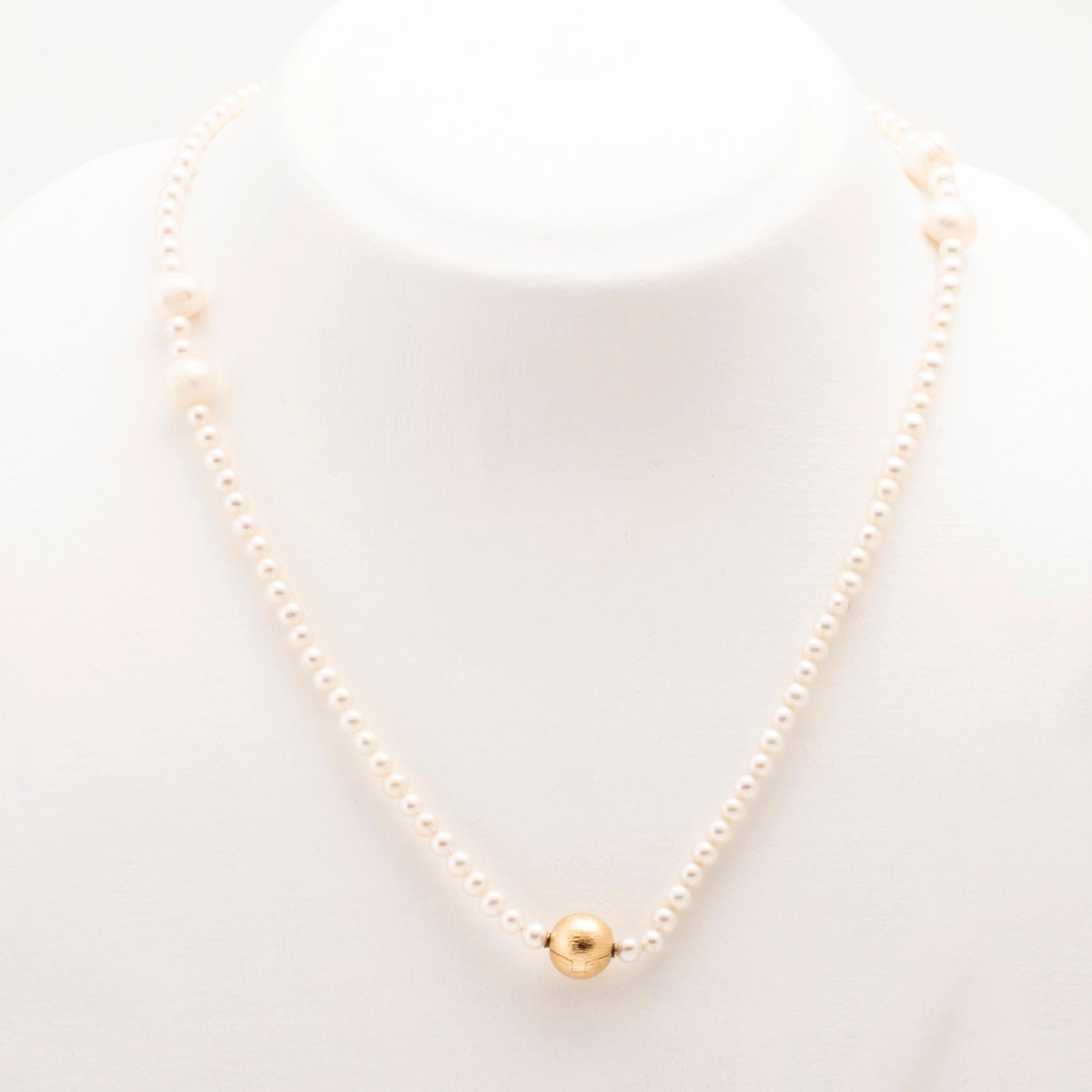 Ole Lynggaard, odlade pärlor 2 st collier samt ett armband och lås i 18K guld.