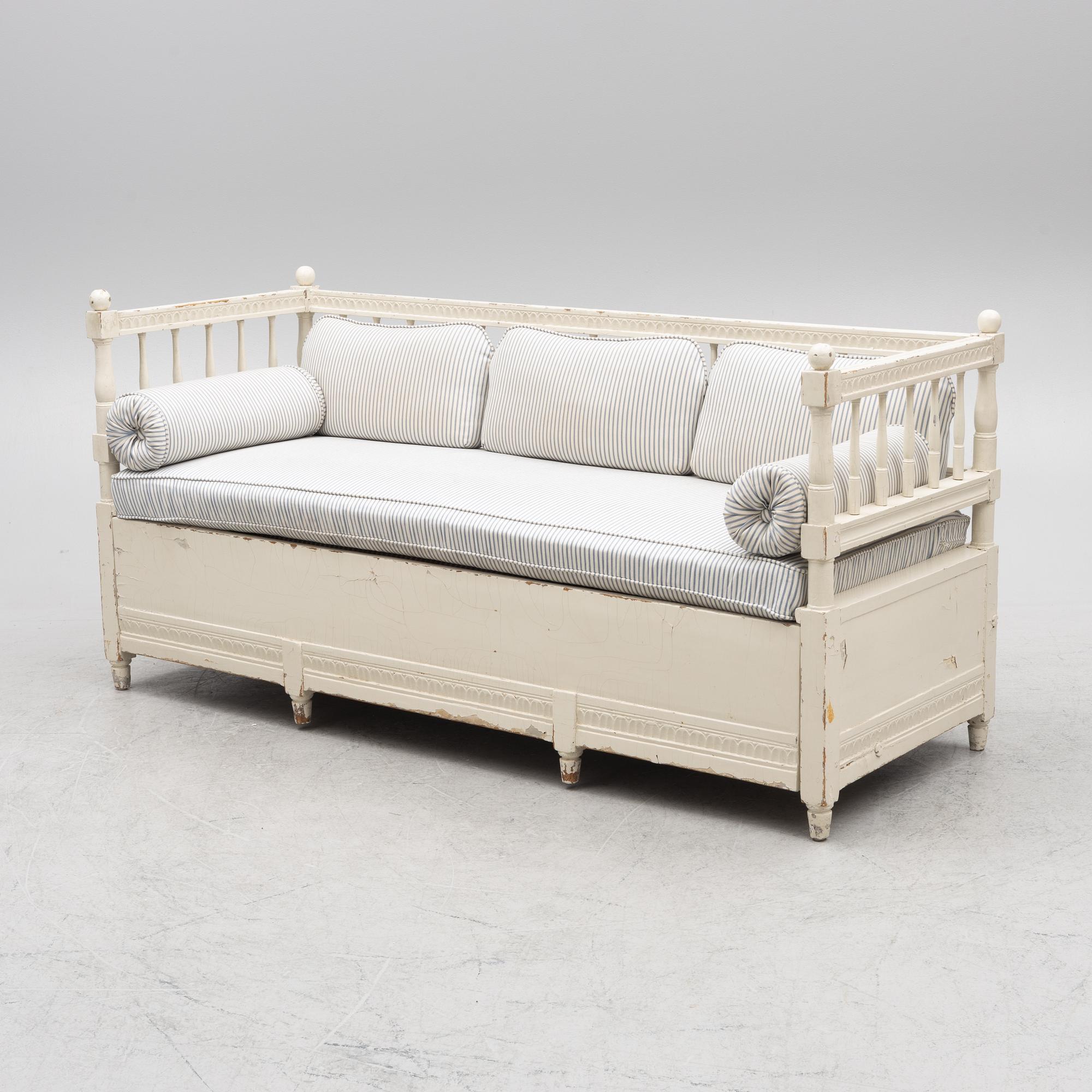A Gustavian sofa, from around the year 1800.