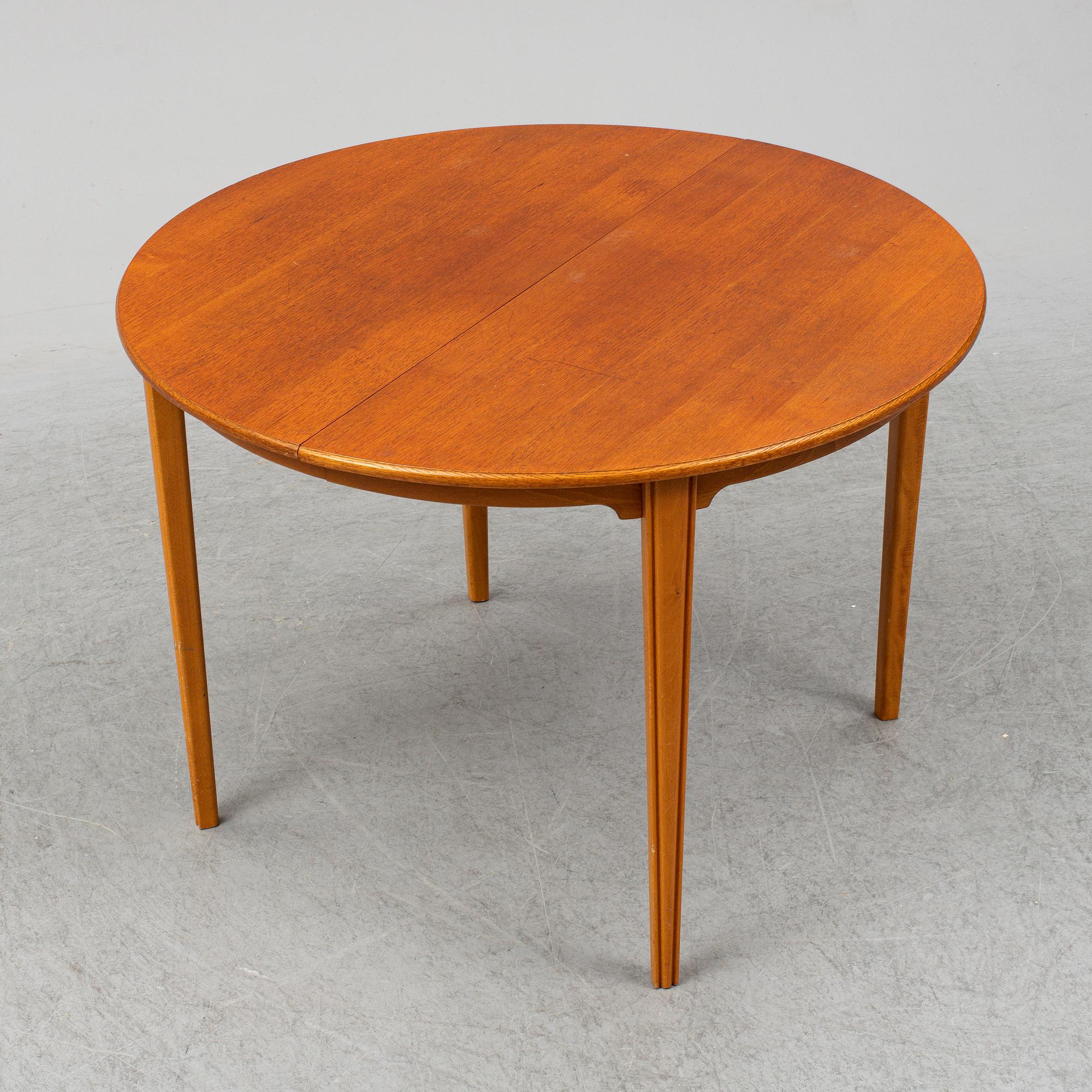 A mid 20th century dining table, 2 leaves included.