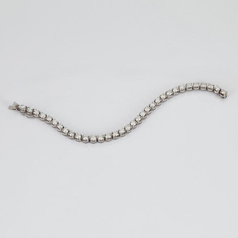 A TENNIS BRACELET set with round brilliant-cut diamonds.