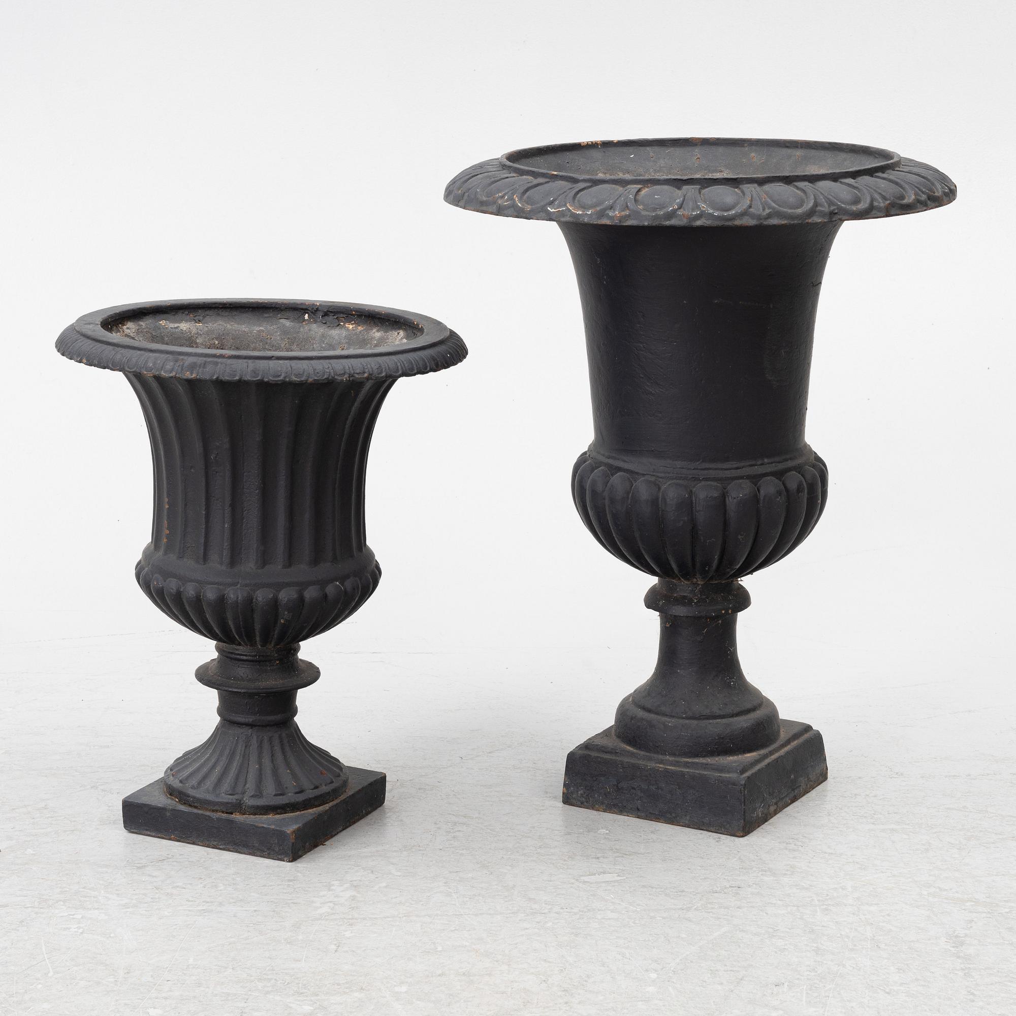 Trädgårdsurnor, 2 st snarlika, 1900-talets andra hälft.