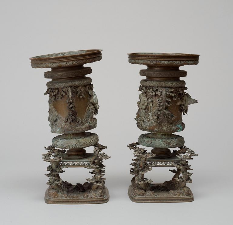 VASER, ett par, brons. Japan, Meiji (1886-1912).